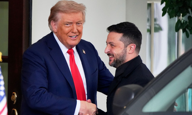 Το σκούρο μαύρο σακάκι του Ζελένσκι που «κέρδισε» τον Τραμπ - «Είστε υπέροχος με αυτό το κουστούμι»