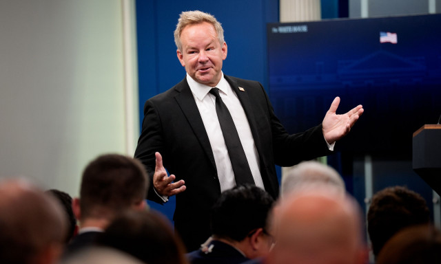 Μπράιαν Γκλεν: Ο άγνωστος δημοσιογράφος που έκανε διαδοχικές ερωτήσεις σε Τραμπ – Ζελένσκι