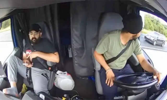 Φλόριντα: Η σοκαριστική στιγμή που νταλίκα κάνει παράνομη αναστροφή και προκαλεί δυστύχημα