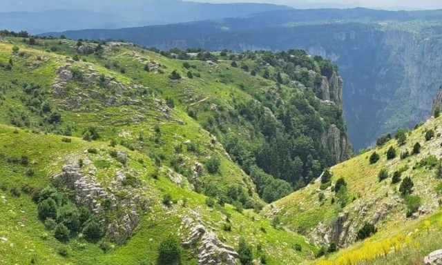 Η «Τρύπα του Όρνιου»: Μυστικά 556 μέτρων κάτω από την Αστράκα που αποκάλυψαν οι σπηλαιολόγοι