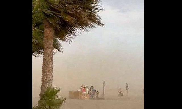 Ισπανία: Αντιμέτωπη με φωτιές και θυελλώδεις ανέμους - Έτρεχαν να κρυφτούν οι λουόμενοι