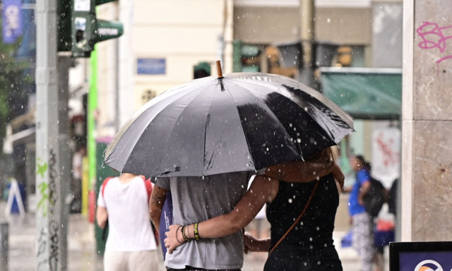 Καιρός: «Άνοιξαν οι ουρανοί» στην Αττική - Πολλά προβλήματα στο κέντρο από την ξαφνική μπόρα