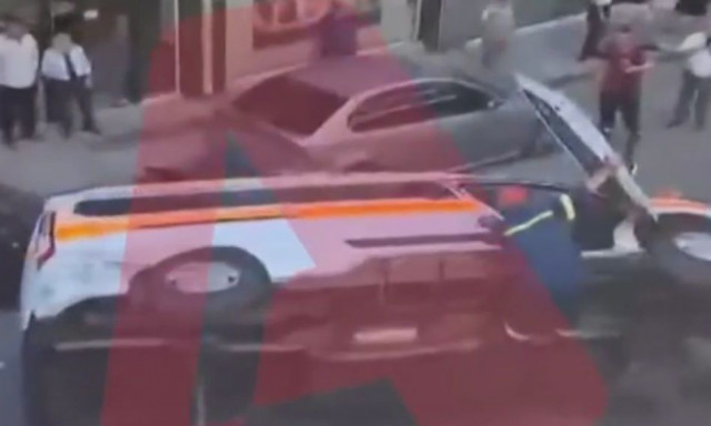 Τραγωδία με ασθενοφόρο στο Γουδή: Η στιγμή που το όχημα τουμπάρει στη μέση του δρόμου