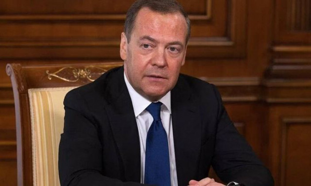 Μεντβέντεφ: «Η Ευρώπη υποχώρησε, το θέμα είναι τι τραγούδι θα τραγουδήσει ο κλόουν του Κιέβου»