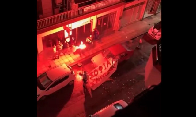 Κι όμως, ο ρομαντισμός δεν πέθανε: Νεαρός στη Θεσσαλονίκη κάνει καντάδα στην αγαπημένη του με Καρρά