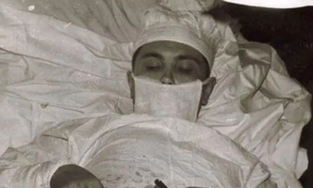 Ο γιατρός που χειρούργησε τον εαυτό του: Η αληθινή ιστορία πίσω από τη φωτογραφία που συγκλονίζει