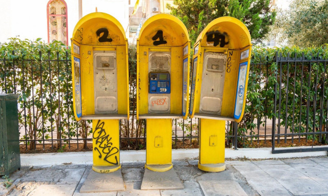 Τέλος εποχής για τον δήμο Αθηναίων: Απομακρύνθηκαν 63 καρτοτηλέφωνα