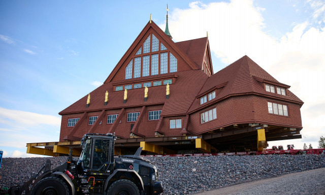 Σουηδία: Ολοκληρώθηκε με επιτυχία η ιστορική μετακίνηση εκκλησίας – Νέα εντυπωσιακά βίντεο