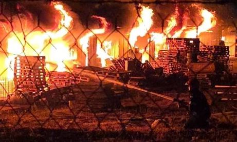 Κύπρος: Τρομακτική η νύχτα στον Ύψωνα μετά τη φωτιά σε εργοστάσιο χαρτικών - Κλειστοί οι δρόμοι