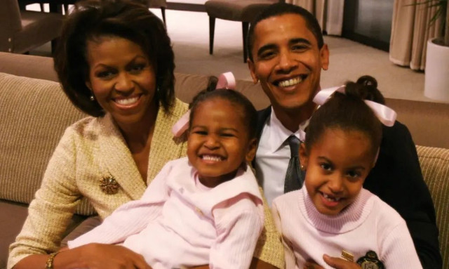 Η Μισέλ Ομπάμα αποκαλύπτει ποια από τις κόρες τους ο Μπαράκ βρήκε πιο «δύσκολη» στην ανατροφή