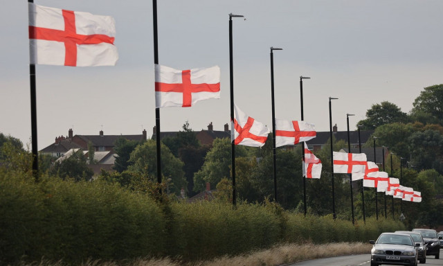 Βρετανοί υψώνουν τις σημαίες της πατρίδας τους σε όλη τη χώρα - Αντίδραση στη μεταναστευτική κρίση