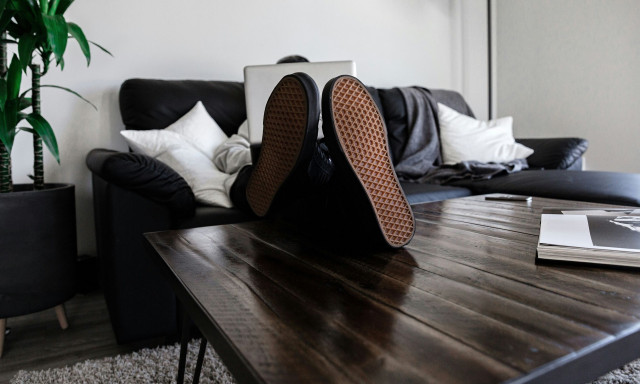 Η ερώτηση που διχάζει το Διαδίκτυο: Με παπούτσια ή χωρίς μέσα στο σπίτι;