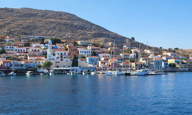 Χάλκη: Απέραντα ήρεμη, αξέχαστα γαλάζια και ιδανική για ρομαντικό περίπατο