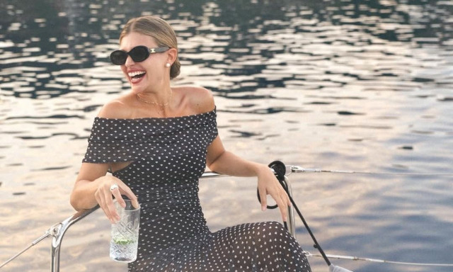 Κλέλια Ανδριολάτου: Ποζάρει φορώντας ημιδιάφανο φόρεμα με θέα τη θάλασσα – Φωτογραφίες