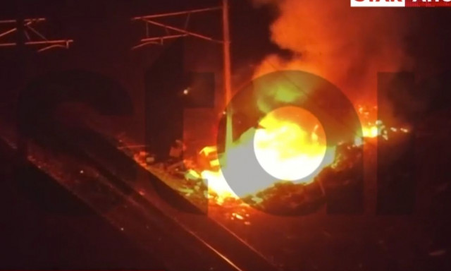 Ρομά καίνε καλώδια δίπλα στις γραμμές του προαστιακού - Έχει γίνει καθημερινότητα λένε κάτοικοι