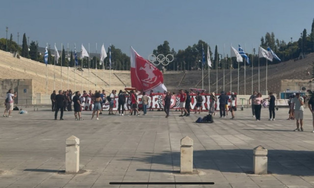 Οι οπαδοί της Σάμσουνσπορ με συνθήματα και σημαίες στο Παναθηναϊκό Στάδιο