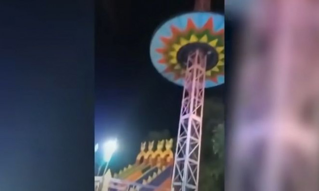 Τρόμος σε λούνα παρκ της Ινδίας: Περιστρεφόμενος δίσκος έπεσε από ύψος 15 μέτρων - 4 τραυματίες