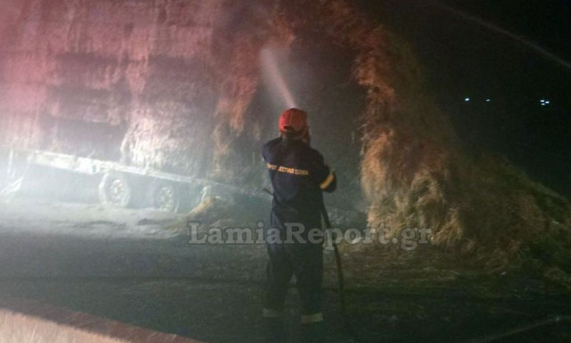 Λαμία: Νταλίκα φορτωμένη με άχυρα έπιασε φωτιά στον Ε65 - Δείτε εικόνες