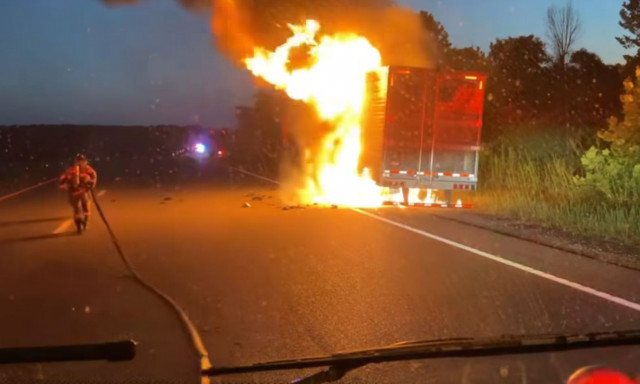 ΗΠΑ: Πάνω από 18.000 κιλά μπριζόλας ribeye έγιναν «στάχτη» από φωτιά σε φορτηγό - Δείτε βίντεο