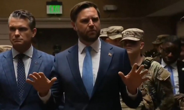 ΗΠΑ: Γουχαΐσματα κατά του αντιπροέδρου Βανς ενώ μοίραζε χάμπουργκερ σε στρατιώτες της Εθνοφρουράς