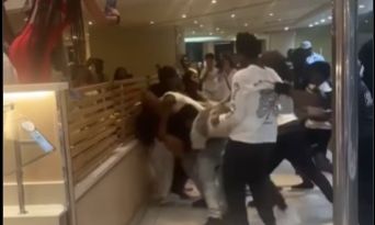 Άγριο ξύλο σε κρουαζιερόπλοιο για κοτομπουκιές - Το απίστευτο βίντεο με μπουνιές και κλωτσιές