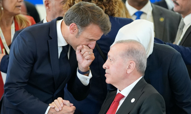 Από τις ύβρεις στους πανηγυρισμούς: Η στροφή Ερντογάν απέναντι στον Μακρόν