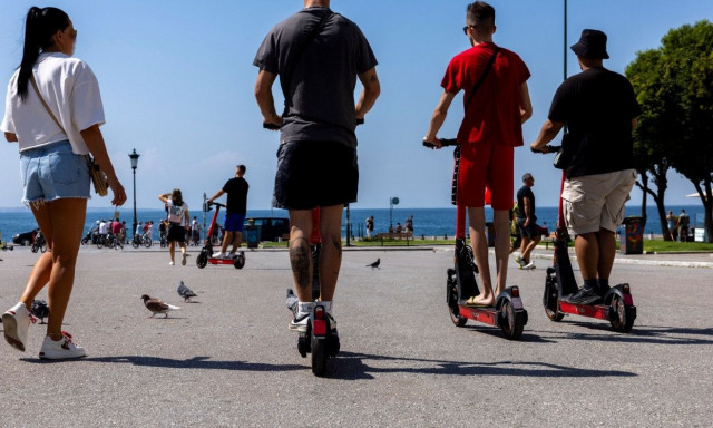 Οι... απίθανες παραβάσεις με πατίνι στη Θεσσαλονίκη: Έκαναν τους ακροβάτες και τους βαρκάρηδες