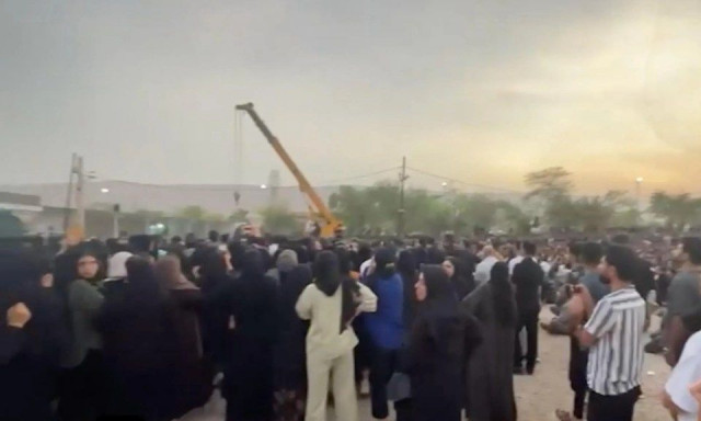 Ιράν: Η σοκαριστική στιγμή δημόσιας εκτέλεσης δια απαγχονισμού μπροστά σε ενθουσιασμένο πλήθος