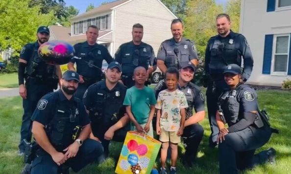 Το απρόσμενο τηλεφώνημα 4χρονου στην αστυνομία έφερε έκπληξη στα γενέθλια του αδελφού του