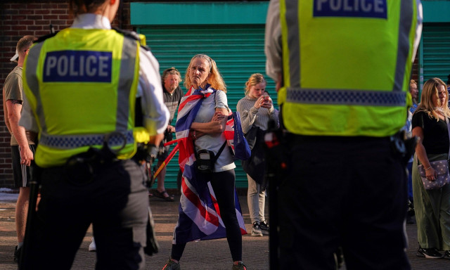 Βρετανία: Μαζικές διαδηλώσεις κατά της φιλοξενίας αιτούντων άσυλο σε ξενοδοχεία