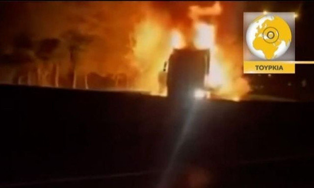 Απίστευτο βίντεο: Φλεγόμενη νταλίκα κινείται επί 8 χιλιόμετρα στην Τουρκία - Χάλασαν τα φρένα