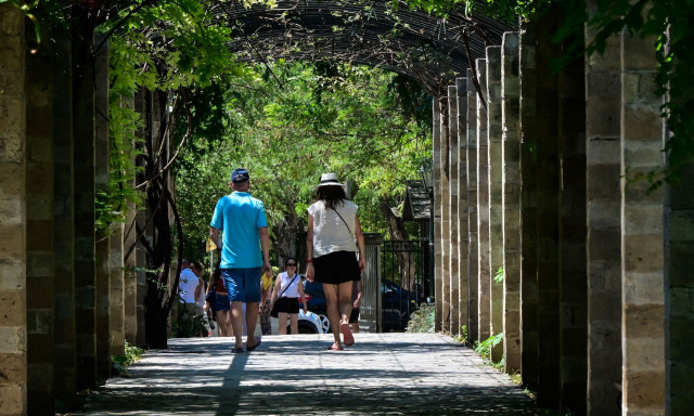 Καιρός: Πτώση της θερμοκρασίας και… ανάσες τις επόμενες ώρες – Πότε έρχεται νέο κύμα καύσωνα