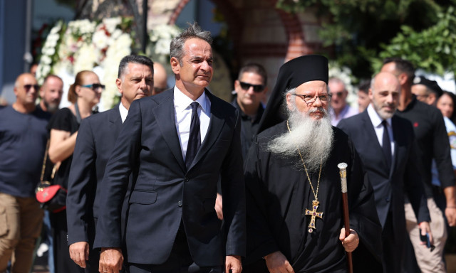 Συντετριμμένος ο Κυριάκος Μητσοτάκης στην κηδεία του Απόστολου Βεσυρόπουλου