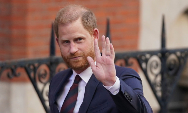 Ο πρίγκιπας Χάρι εξόργισε τους οικολόγους: Έκανε σερφ σε... τεχνητή πισίνα, δείτε το βίντεο