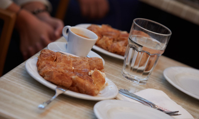 Ακρίβεια: Πικρή ακόμη και η… μπουγάτσα – Η μερίδα «αγγίζει» τα 3 ευρώ