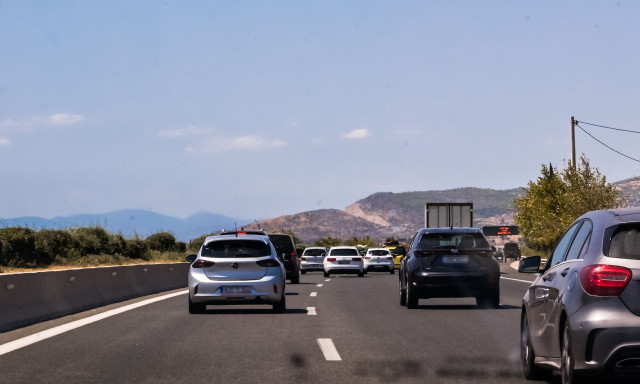 Ξεκίνησε η επιστροφή των Αθηναίων: Μποτιλιάρισμα στους Αγίους Θεοδώρους μέχρι τη Νέα Πέραμο