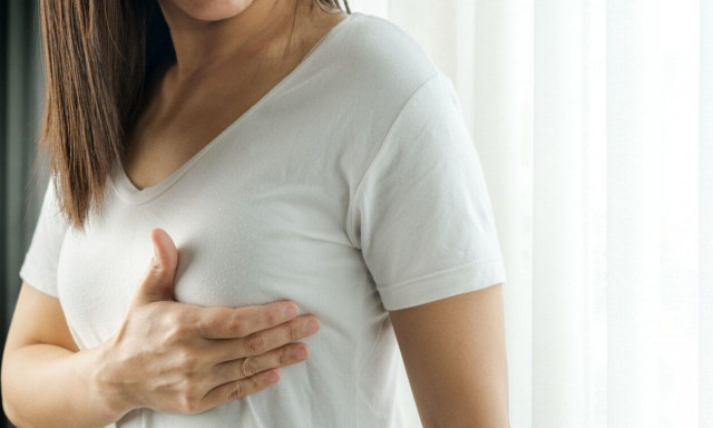 Καρκίνος του μαστού: Τα σημάδια που πρέπει να σας θορυβήσουν – Μην τα αγνοείτε