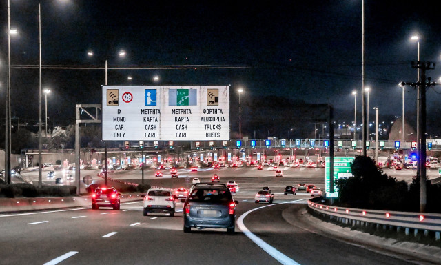 Ανατροπή και εκδήλωση πυρκαγιάς σε φορτηγό στην Αθηνών-Κορίνθου - Κλειστά και τα δύο ρεύματα