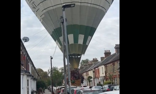 Βρετανία: Αερόστατο έκανε αναγκαστική προσγείωση σε δρόμo - Δείτε το βίντεο
