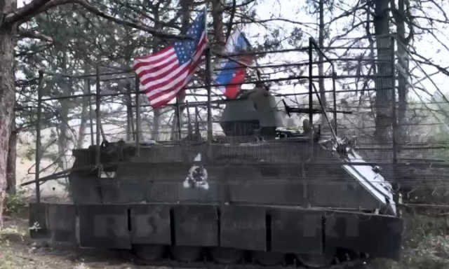 Ρώσοι στρατιώτες ανήρτησαν την αμερικάνικη σημαία σε άρμα - Οργή από το Κίεβο