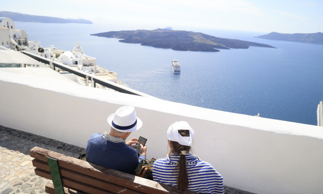Ακρίβεια: Άπιαστο όνειρο οι διακοπές για πολλές οικογένειες – «Πήγαμε γιατί μας φιλοξένησαν φίλοι»