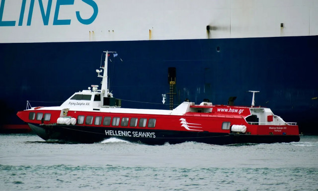 Μηχανική βλάβη στο πλοίο Flying Dolphin XIX από Αίγινα προς Πειραιά: Ταλαιπωρία για 118 επιβάτες