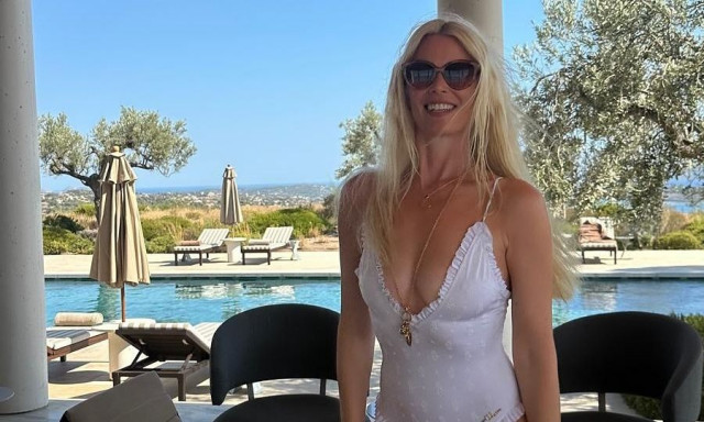 Η Κλόντια Σίφερ έγινε 55 και το γιορτάζει στην Ελλάδα – Δείτε εικόνες