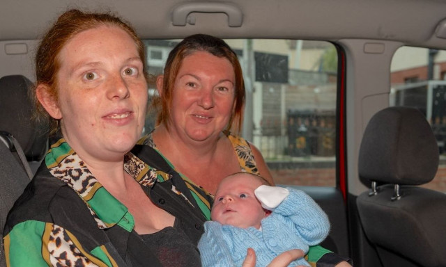 Ηρωίδα γιαγιά βοήθησε την κόρη της να γεννήσει στο αυτοκίνητο και έσωσε τη ζωή του εγγονού της