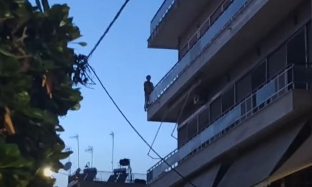 Τραγωδία στο Αγρίνιο: 40χρονη μάνα έπεσε στο κενό από μπαλκόνι πολυκατοικίας (vid & pics)