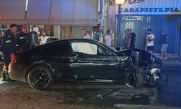 Σοβαρό τροχαίο στη Λεωφόρο Βουλιαγμένης - Οδηγός και επιβάτης εγκατέλειψαν το όχημα