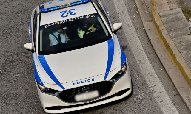 Σύλληψη δύο ατόμων για διακίνηση ναρκωτικών και οπλοκατοχή στην Αττική