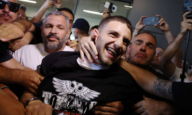 ΠΑΟΚ - Μεταγραφές: Παροξυσμός από χιλιάδες φιλάθλους κατά την άφιξη του Χρήστου Ζαφείρη - Βίντεο