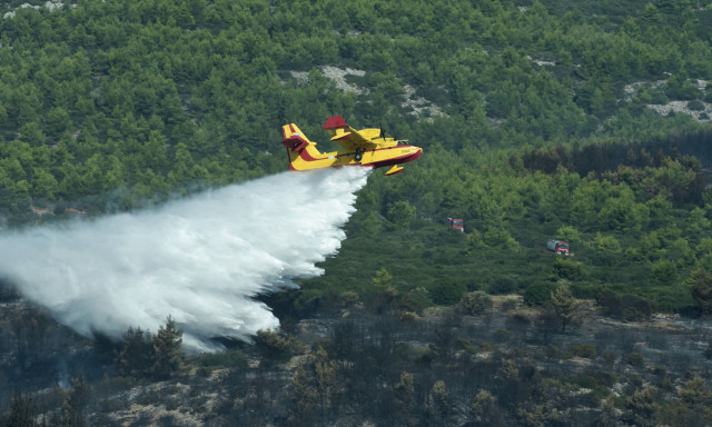 Μεγάλη φωτιά στην Κερατέα - «Σηκώθηκαν» τρία εναέρια μέσα