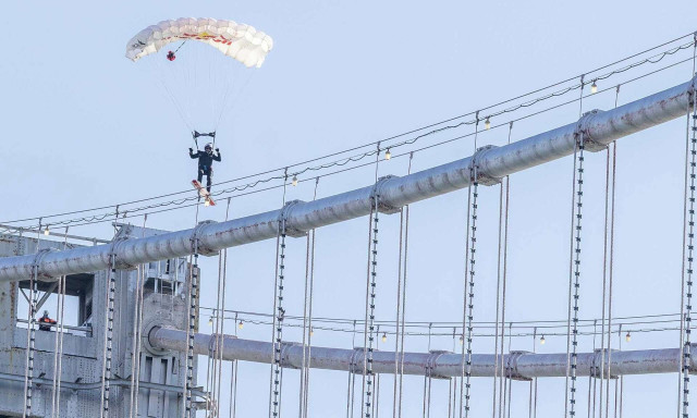 «Ένα από τα πιο τρελά πράγματα»: Skysurfer ισορροπεί στα καλώδια της πανύψηλης Bay Bridge